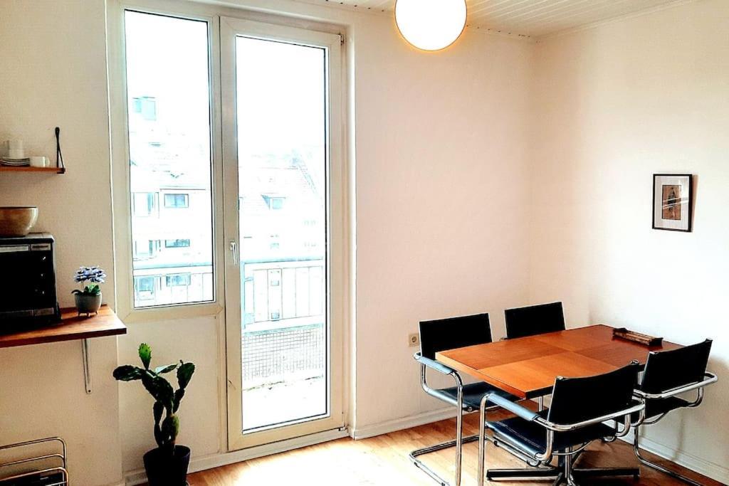 Appartement Ueber Den Daechern Duesseldorfs *